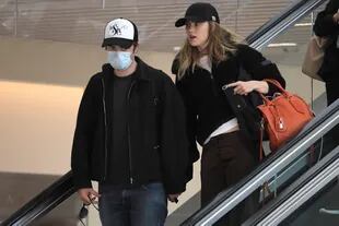 Robert Pattinson y Suki Waterhouse, llegando al aeropuerto de Los Ángeles