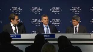 Macri y Prat Gay, en Davos