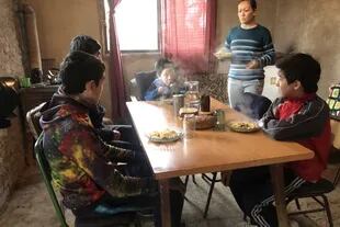 La familia de Bruno se junta para almorzar. A la mañana recibieron un bolsón de comida de Cáritas Jocolí