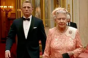 El día que Isabel II se convirtió en una “chica Bond” para inaugurar los Juegos Olímpicos