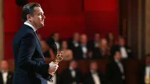 Después de cinco nominaciones, antenoche DiCaprio se llevó la estatuilla de Mejor Actor por Revenant: el renacido