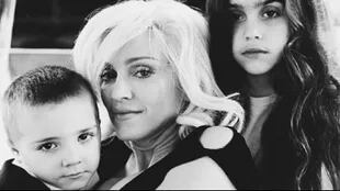 Vieja postal familiar: Rocco, Madonna y Lola