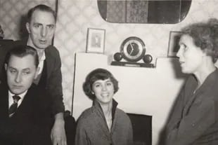 La familia Hitchings en la sala de la casa en 1957