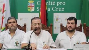 Dirientes del opositor Comité pro Santa Cruz durante el anuncio de acciones de protesta por la detención de Camacho