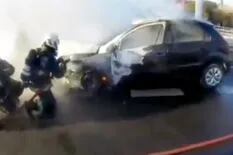 Así los bomberos combaten las llamas en un auto que se prendió fuego
