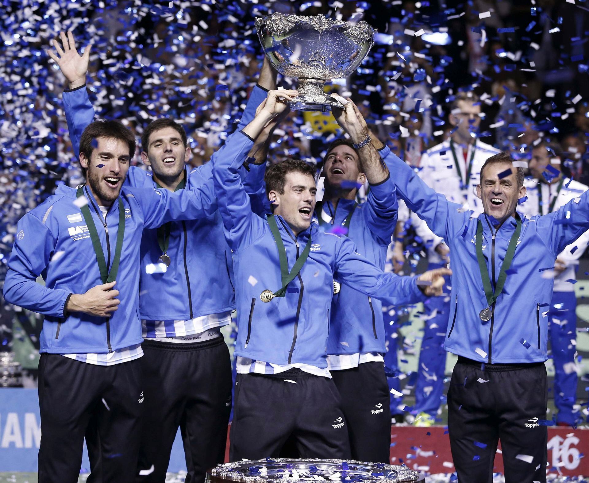 El cielo con las manos. En 2016, en Zagreb, la Argentina logró por primera vez la Davis. En el festejo, Mayer, Delbonis (ganador del quinto punto ante Croacia), Pella, Del Potro y el capitán Orsanic.

