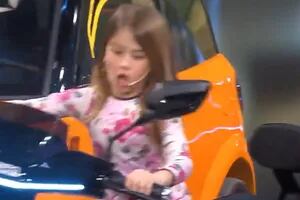 El momento en que la hija de 7 años de María Fernanda Callejón arrancó una moto en el estudio y casi choca