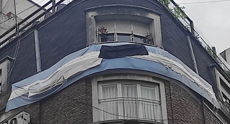 La vecina “de arriba” de Cristina lanza una convocatoria para homenajear al fiscal desde su balcón