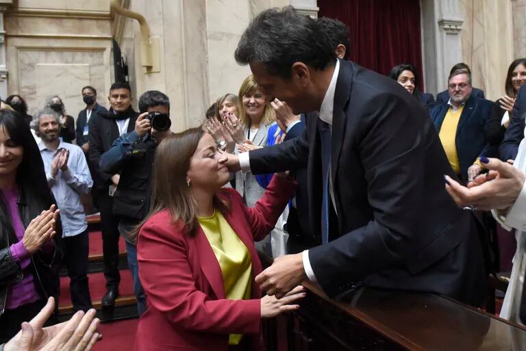 Sergio Massa renunció ayer a la presidencia de la Cámara de Diputados para asumir como ministro de Economía, y designó como sucesora a Cecilia Moreau, que tras ser votada por el recinto se convirtió en la primera mujer en ocupar ese cargo desde la existencia de la Cámara Baja. 