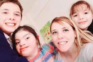 ¡Selfie! Florencia posa con sus tres hijos: Tomás, Sandra y Ana Paula