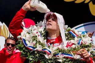 El sueco Marcus Ericsson y el tradicional festejo; el expiloto de Fórmula 1 es el último ganador de las 500 Millas de Indianápolis
