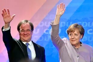 El candidato de los dermócratacristianos de Alemania, Armin Laschet, junto con la canciller Angela Merkel en Oelde, Alemania