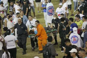 Tragedia en una cancha de fútbol: puertas cerradas, estampida humana y al menos 12 muertos