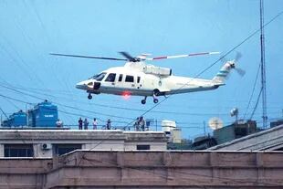 Después de haber presentado su renuncia como Presidente de la Nación, De la Rúa se marcha en helicóptero de la Casa Rosada