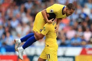 Hazard festeja con Pedro: Chelsea ganó en su debut