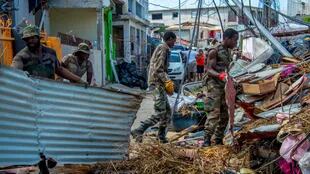 Militares y rescatistas limpian las calles de Saint Martin; la isla no terminó de recuperarse del paso de Irma; en menos de un mes, fue azotada por la fuerza demoledora de María