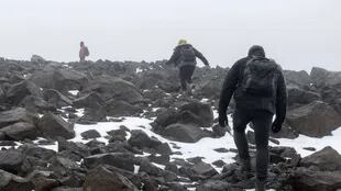 Dominic Boyer, Cymene Howe y su estudiante Magnus Sigurdsson escalaron la montaña con anterioridad para taladrar los huecos para la placa.