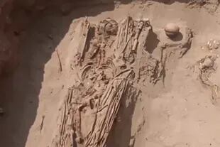 Entre los hallazgos, se destacó el descubrimiento de un hombre enterrado sobre cañas