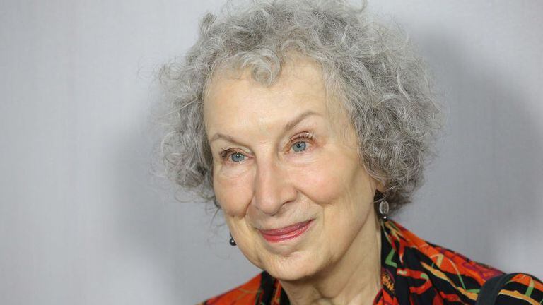 Más de tres décadas después, la escritora canadiense Margaret Atwood escribió la continuación de su exitosa novela distópica "El cuento de la criada"