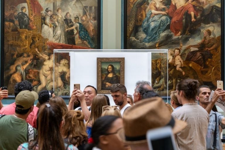 Decenas de personas se congregan en torno a La Mona Lisa, en el Museo del Louvre (CC Unsplash, Rumman Amin)