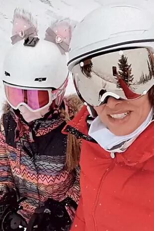 Débora compartió fotos donde se la ve a Nina haciendo esquí con la misma ropa que tenía en las imágenes subidas por Diego. 