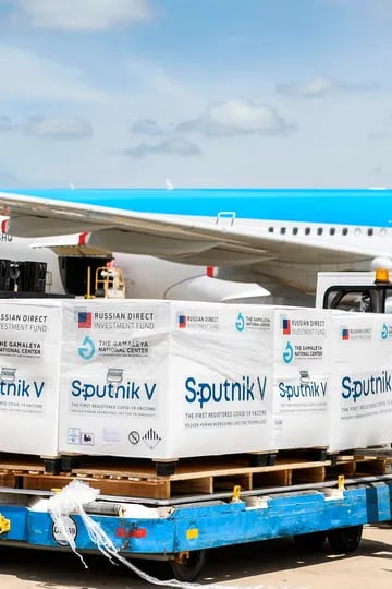 El avión de Aerolineas Argentinas descargando la vacuna Sputnik en el aeropuerto de Ezeiza