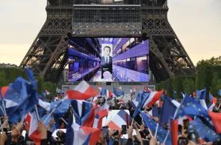 Seguidores reaccionan tras la victoria del presidente francés y candidato del partido La Republique en Marche (LREM) a la reelección, Emmanuel Macron, en las elecciones presidenciales de Francia, en el Campo de Marte, en París, el 24 de abril de 2022. 