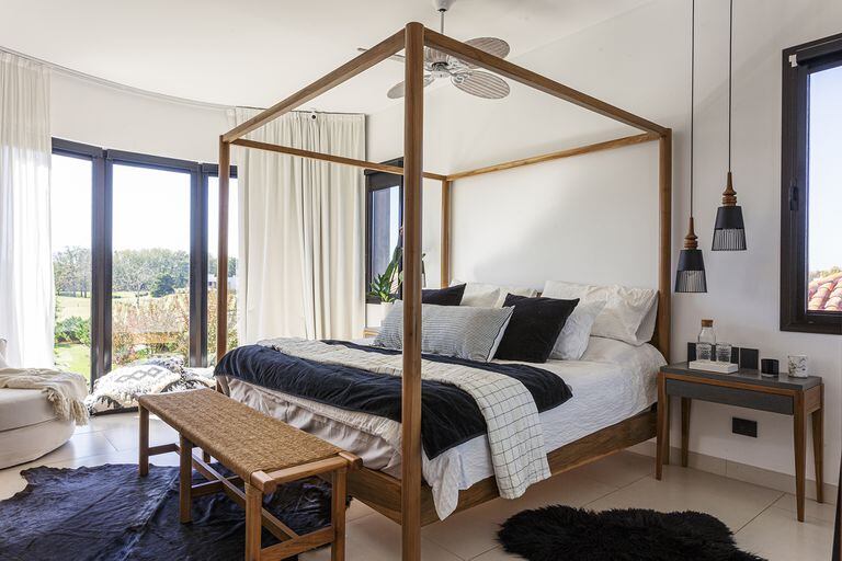 Foto de un dormitorio con cama con banco de petiribí macizo e hilo Kraft.