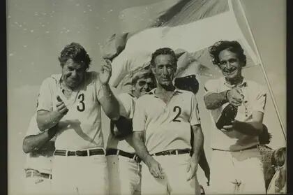 El equipo de Coronel Suárez también jugaba por la Argentina: acá, en la despedida en Retama, en 1980