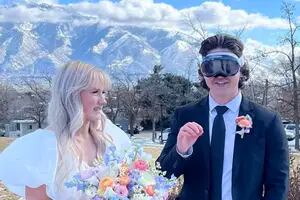Se casó con los Vision Pro de Apple puestos, y la cara de su flamante esposa se hizo viral