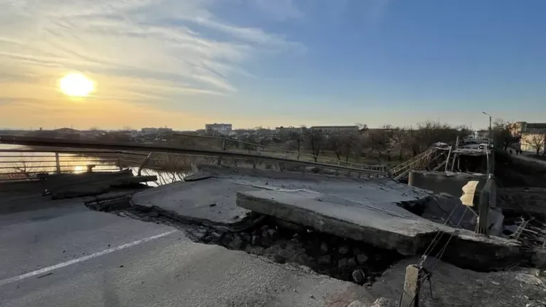 El puente estratégicamente importante de Voznesensk fue volado para evitar que los rusos lo usaran