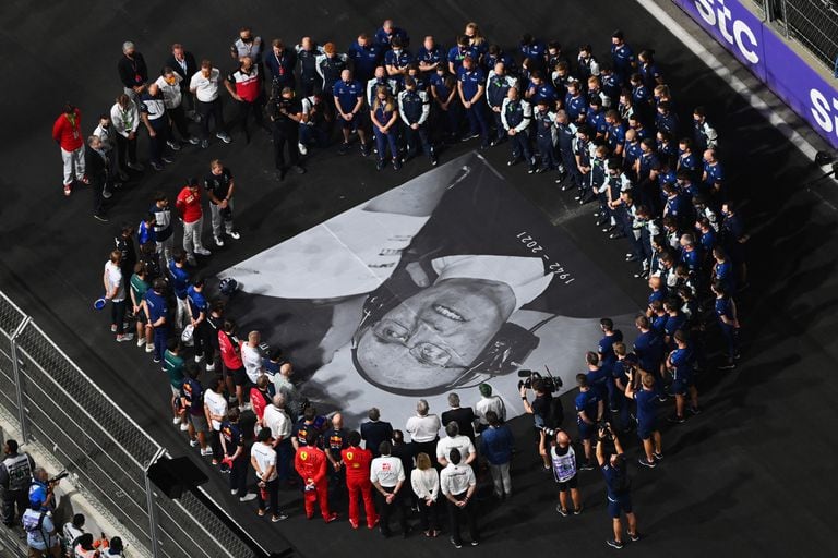 La comunidad de F1 hace un minuto de silencio en homenaje al difunto Sir Frank Williams antes del Gran Premio de F1 de Arabia Saudita