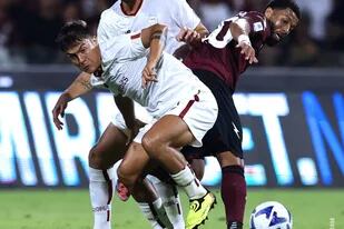 Un tiro en el palo y un mano a mano desviado: así fue el debut de Paulo Dybala en el triunfo de Roma