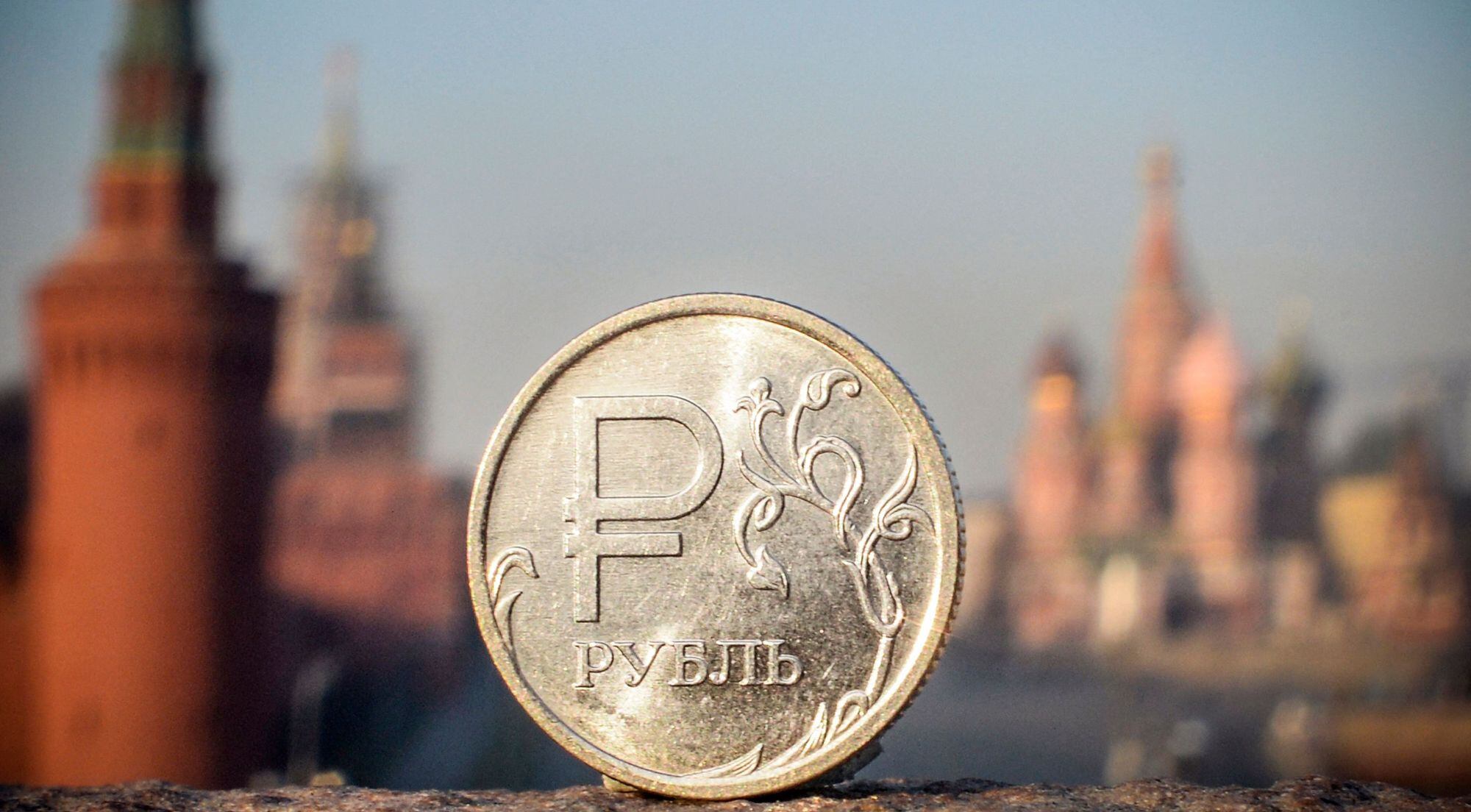 Una moneda de rublo ruso se muestra frente al Kremlin en el centro de Moscú (Archivo)