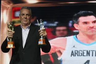 Mario, el papá de Luis Scola, posa con los Olimpia de Plata y Oro que ganó su hijo, elegido mejor deportista argentino de 2019