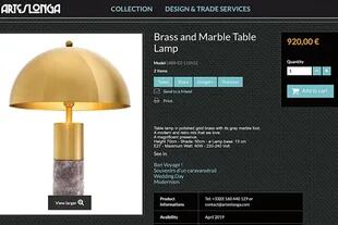 La lámpara de escritorio, en metal y mármol, lleva el sello de la tienda Arts Longa. Su valor, de acuerdo con el website de la empresa, es de 920 euros