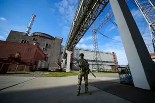 Un soldado ruso custodia la planta nuclear de Zaporizhzhia