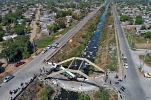 El puente derrumbado visto desde el drone de LA NACION