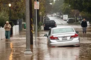 Qué es el fenómeno climático extremo que azota a California: alertan por “impactos potencialmente mortales”