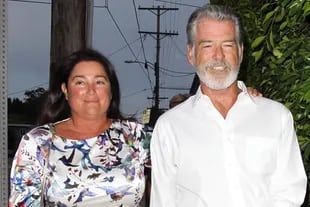 Pierde Brosnan junto a su mujer yendo a un restaurante italiano en Los Ángeles
