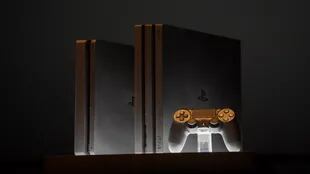 La PlayStation 4 renovada, más delgada, a la izquierda. Del otro lado, la PlayStation 4 Pro, más potente