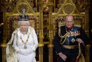 La corona es la pieza principal de las Joyas de la Corona en la Torre de Londres y solo la usa el monarca en el momento de la coronación