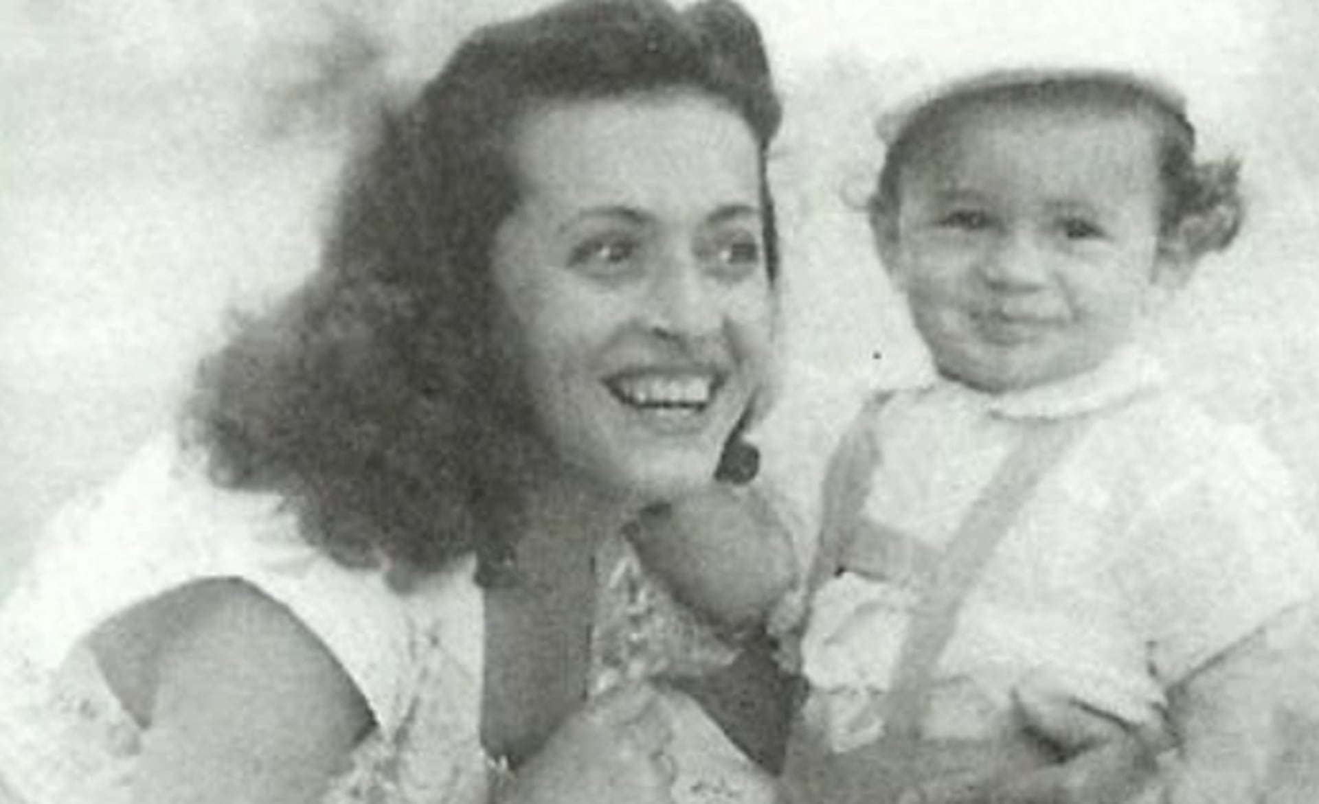 Un pequeño Gene Simmons junto a su madre. El músico confesó que ella es su "mayor inspiración".