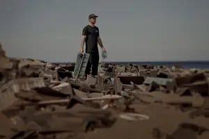 Las impactantes imágenes de la contaminación en las playas patagónicas y la maniobra que la genera
