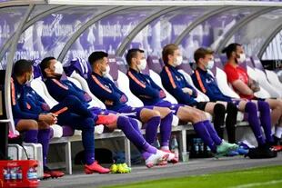 Los jugadores de reserva de Aue se sientan en el banco observando el distanciamiento social y el uso de máscaras faciales para protegerse contra el coronavirus, durante el segundo partido de fútbol de la Bundesliga entre el FC Erzgebirge Aue y el SV Sandhausen,