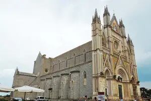 La ciudad de memoria etrusca y medieval con una de las catedrales más bellas de Italia
