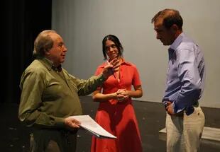  José María Paolantonio durante el ensayo de la obra Titulares, en el teatro Alvear, junto a dos de sus protagonistas, Alejandro Awada y Ana Yovino 