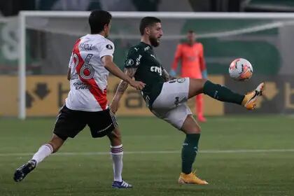 Ze Rafael domina la pelota; Ignacio Fernández mira; River precisa ganarle por tres goles de diferencia a Palmeiras para llegar a la final de la Libertadores.
