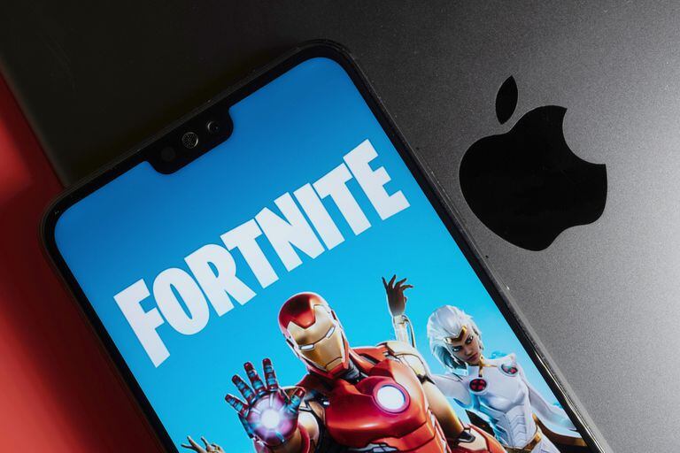 La disputa entre Apple y Epic Games comenzó en agosto de 2020, cuando se implementó en Fortnite un sistema de pago de accesorios por fuera de la tienda de iOS