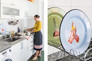 Los platos enlozados son de Toilet Paper, la marca de objetos bizarros del artista italiano Maurizio Cattelan.
